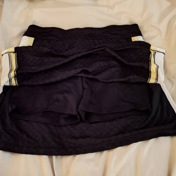 Izod Black With Yellow & White Stripes Women's Athletic Skorts - Picture 3 of 7